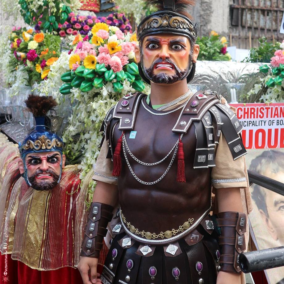 Участник фестиваля Морионес в костюме и маске злого «римлянина»