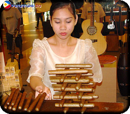 Демонстрирование филиппинских сигар, изготовленных вручную
