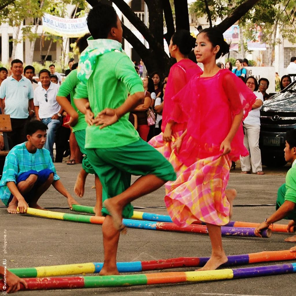Тиниклинг — национальный танец-игра с прыжками через бамбуковые шесты