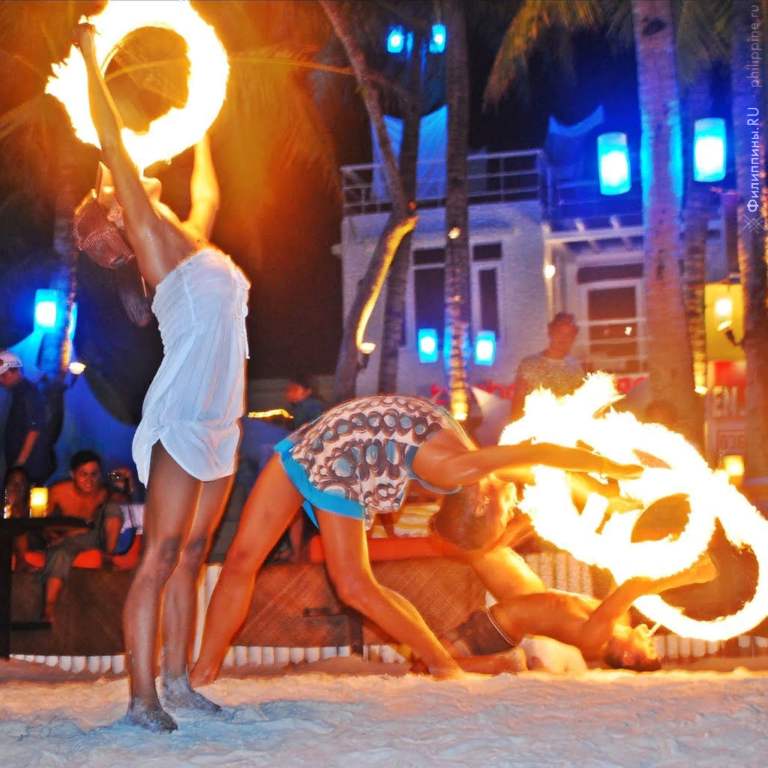 Вечернее огненное шоу на пляже Боракая